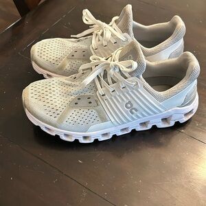 women’s size 8.5 On Cloud